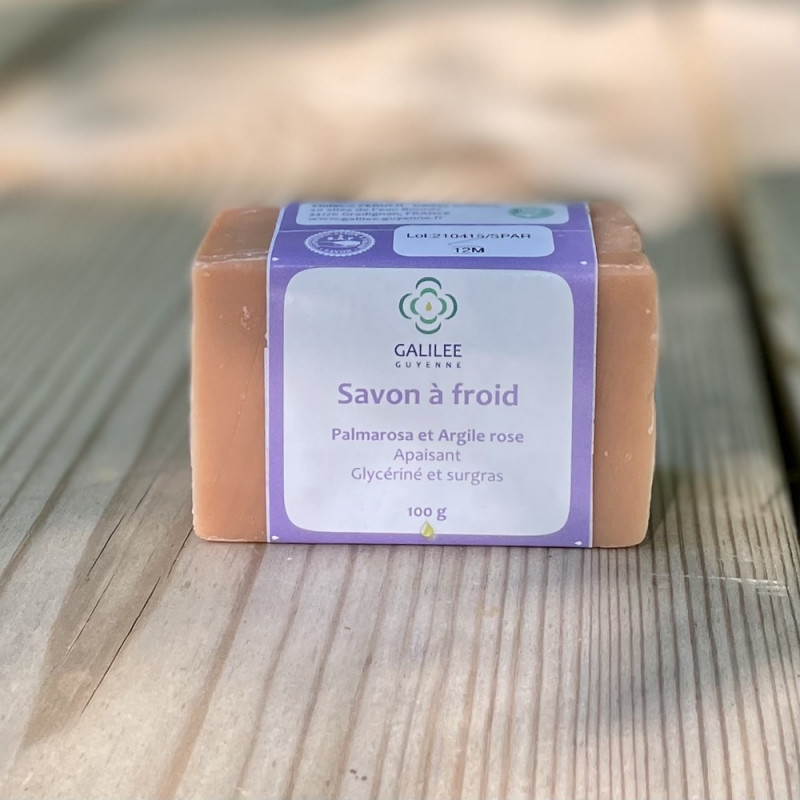 Photo ensoleillée du savon palmarosa argile rose 100g artisanal et naturel surgras 5% et glycériné fait à froid Galilée Guyenne