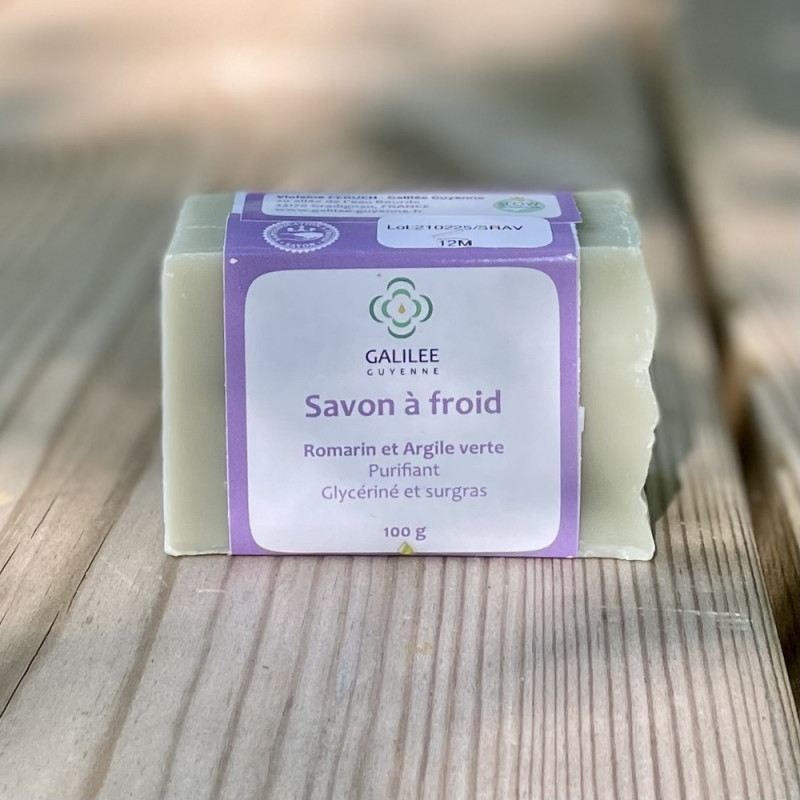 Photo ensoleillée du savon romarin argile verte 100g artisanal et naturel surgras 5% et glycériné fait à froid Galilée Guyenne