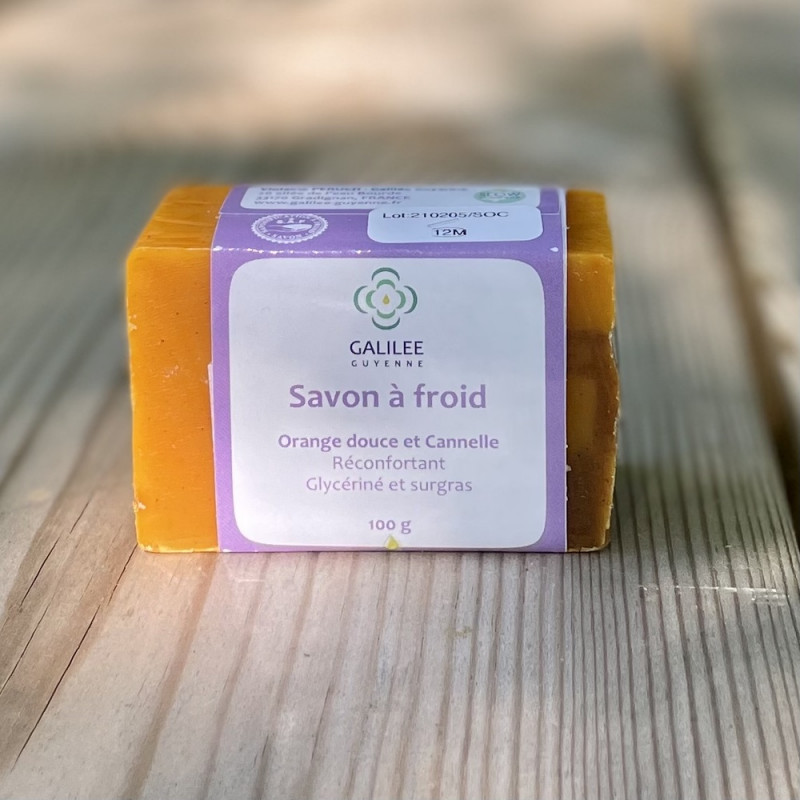 Photo ensoleillée du savon orange cannelle 100g artisanal et naturel surgras 5% et glycériné fait à froid Galilée Guyenne