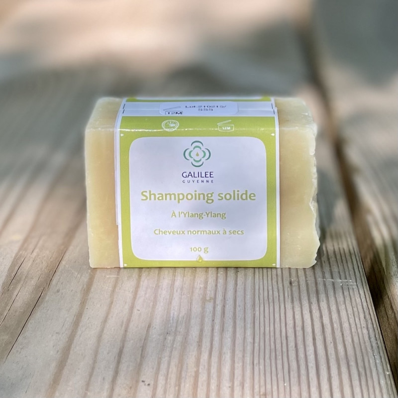 Photo ensoleillée du Shampoing solide pour cheveux normaux à secs à l'ylang-ylang 100g artisanal et naturel fait à froid