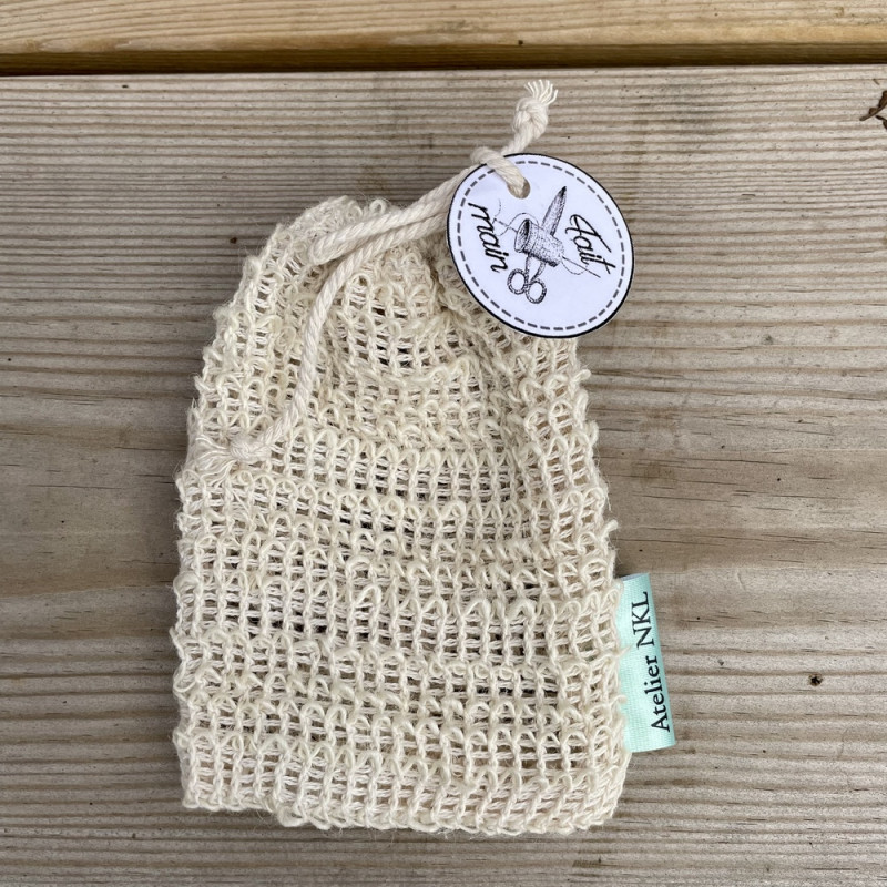 Photo ensoleillée d’un sac à savon en fibres naturelles pour savon fait à froid surgras 5 % et glycériné artisanale et naturel